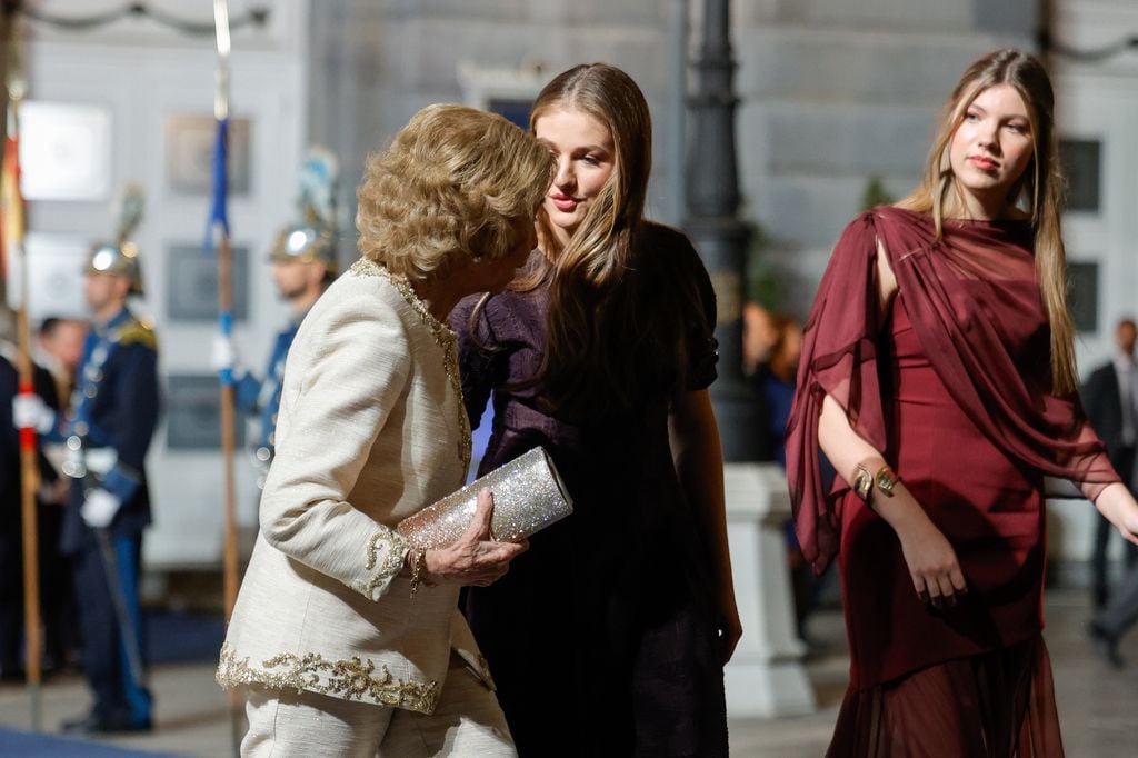 La princesa Leonor y la infanta Sofía junto a su abuela, la reina Sofía