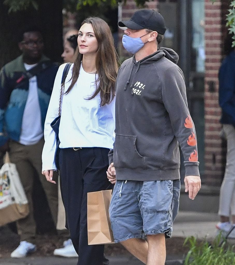 Leonardo DiCaprio y Vittoria Ceretti fueron fotografiados en medio de unsa salida de compras en Nueva York. 