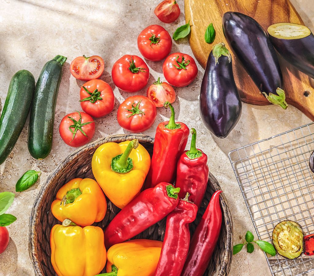 Pimientos, calabacines, tomates... son algunas verduras propias de los meses más cálidos. 