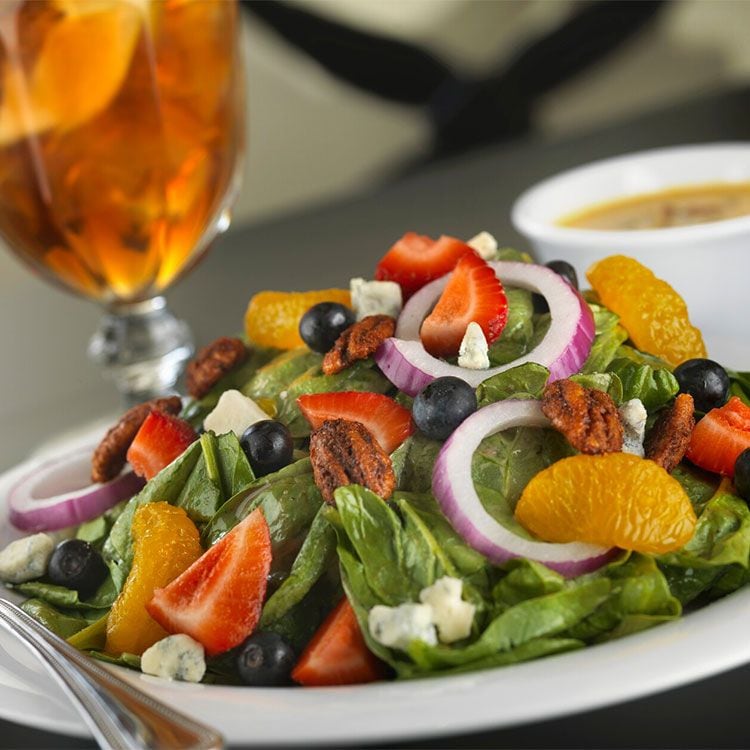 Ensalada de espinacas con frutas, queso azul y nueces pecanas agridulces