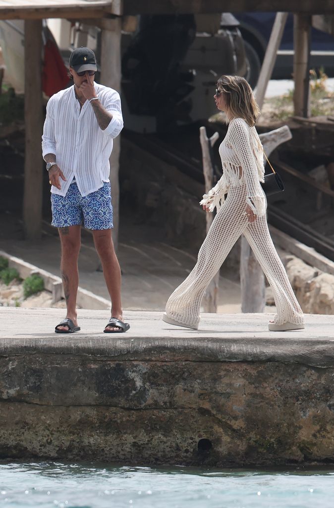 Alejandra Rubio y Carlo Costanzia Flores en Ibiza 19 Junio 2024 tras anunciar en ¡HOLA! que van a ser padres