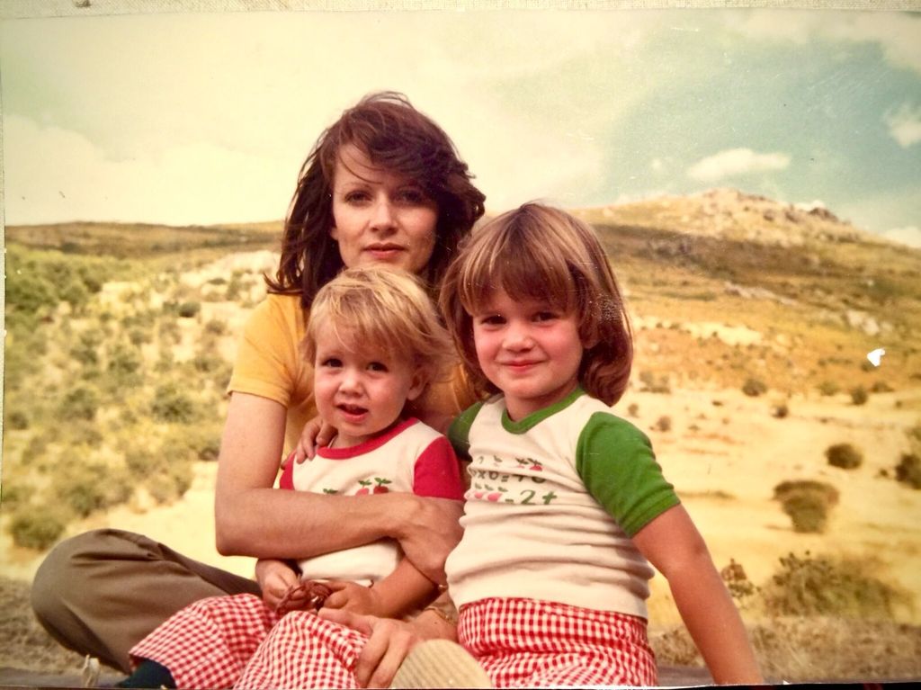 Los hermanos en una tierna imagen de su infancia