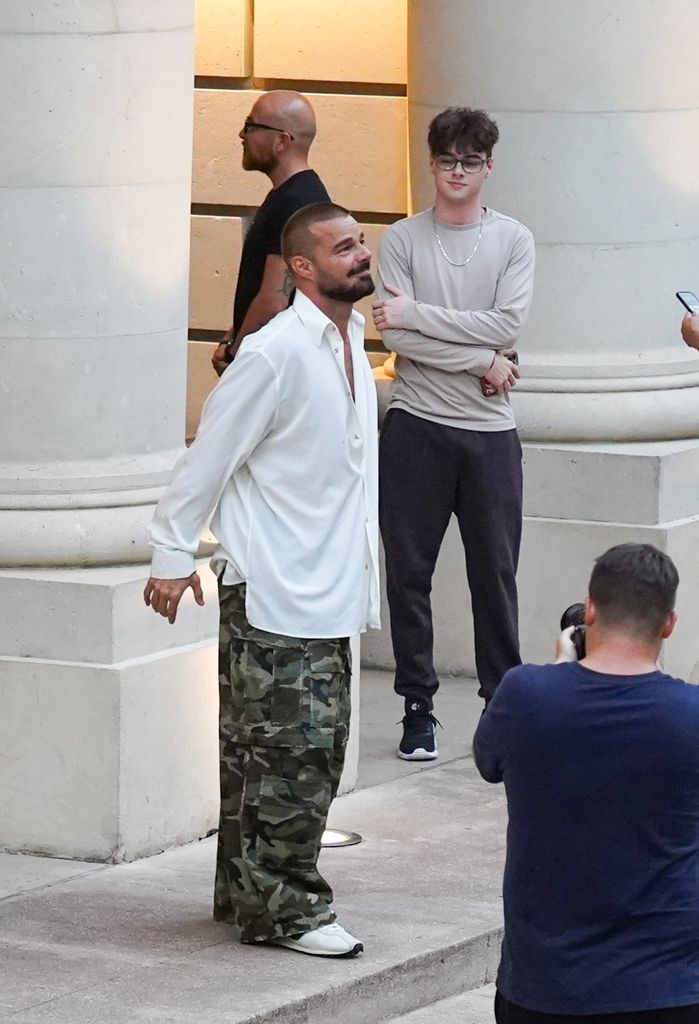 Ricky Martin hizo delirar a la fanaticada que lo esperaba fuera del Hotel Hyatt, al salir a saludar desde su ventana y luego el patio de entrada del hotel.