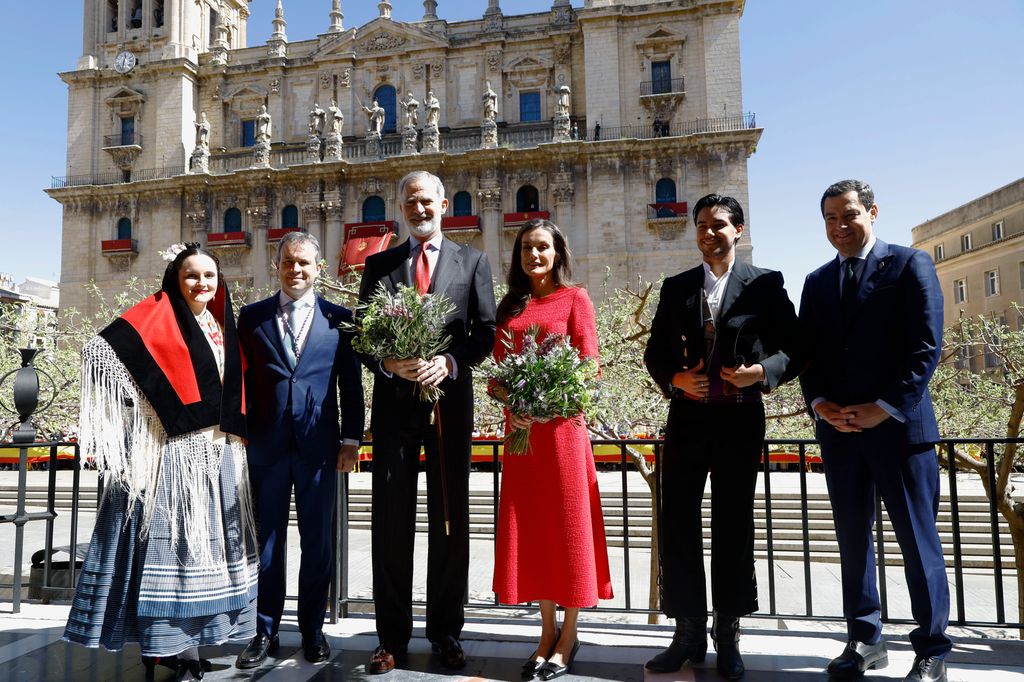 Los Reyes, con sus ramos de flores de olivo en el balcón Consistorial