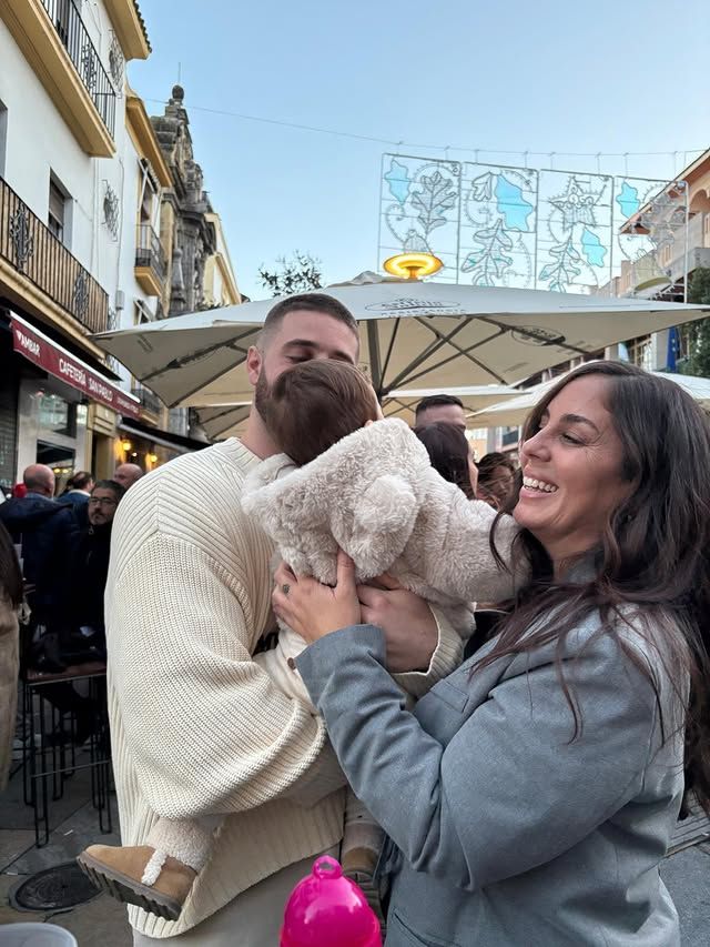 La pequeña Alma con sus padres
