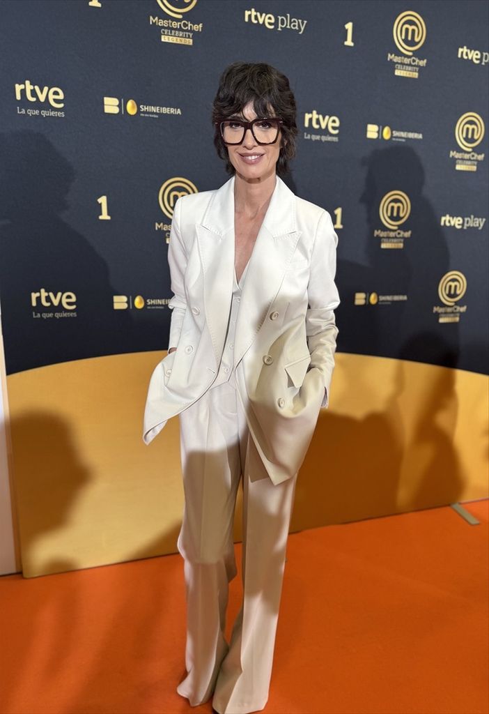 Paz Vega, que se ha cortado el pelo, escogió para la ocasión un favorecedor traje blanco