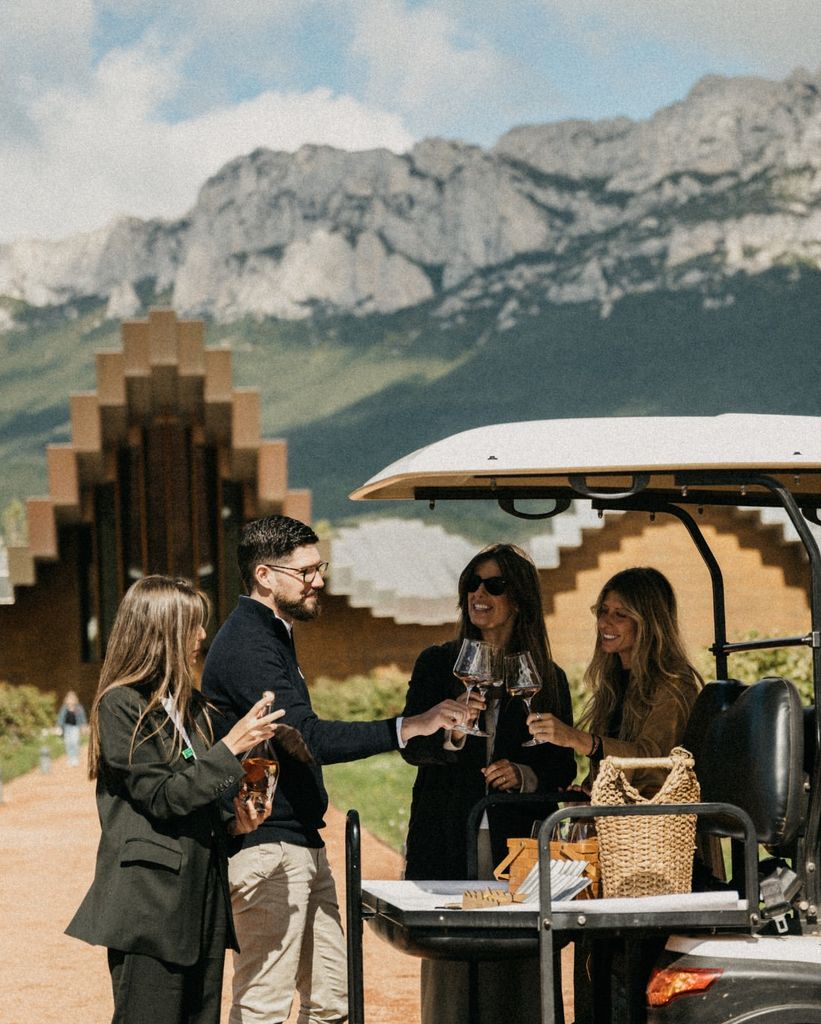 Bodega Ysios con la Sierra de Cantabria de fondo