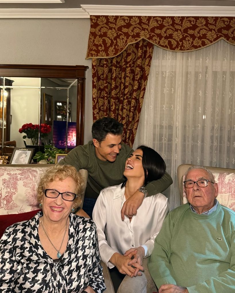 Kiko y Sofía con los abuelos de él durante la Navidad de 2024 en Linares