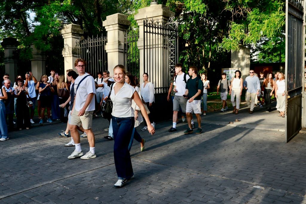 El primer día de clase en la universidad, igual que el resto de sus compañeros, la Princesa de Asturias comenzó en punto de las 9am (hora local), con una breve explicación a cargo de Gema García Albacete, directora del grado en Ciencias Políticas.