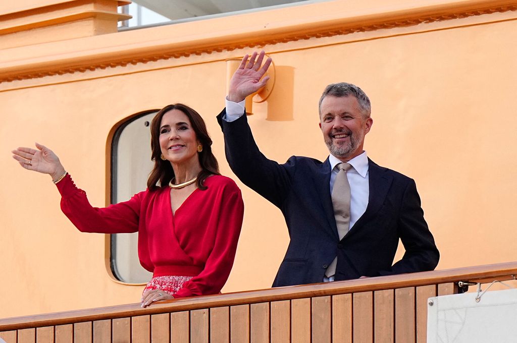 Mary de Dinamarca arranca su gira de verano con un look de sombrero y cinturón y falda de flores