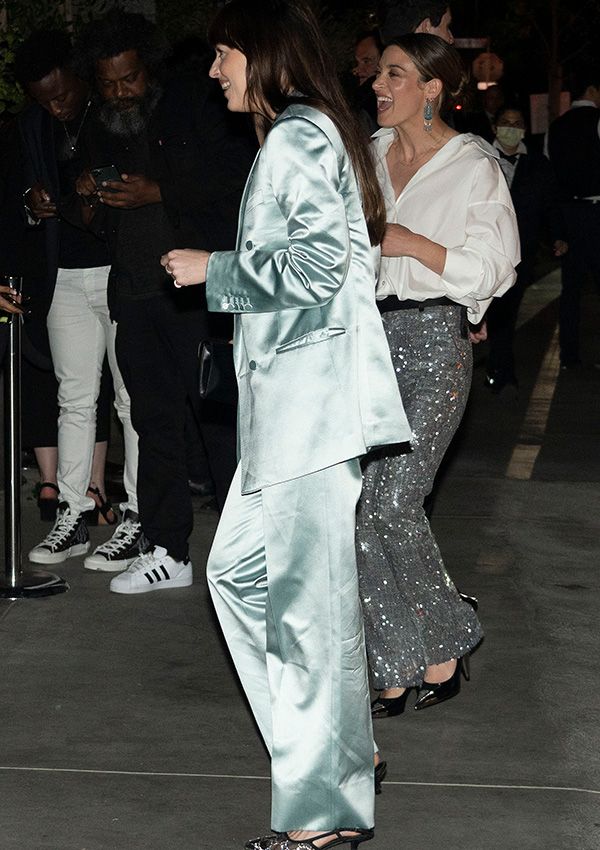 Dakota Johnson con traje