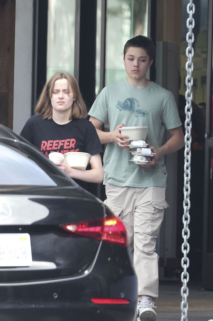 Los mellizos Knox y Vivienne fueron vistos recogiendo comida para llevar en Los Ángeles el pasado 11 de abril.