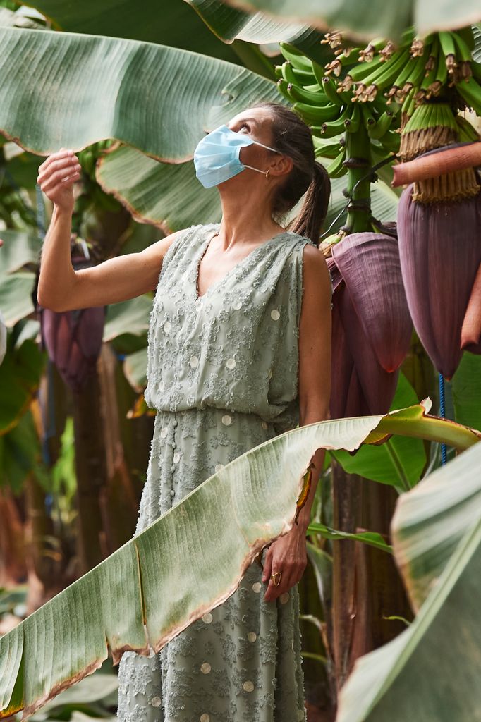 La reina Letizia en una plantación de plátano de Canarias en Tenerife en junio de 2023, una de las paradas que hizo durante el verano que recorrieron todas las comunidades autónomas
