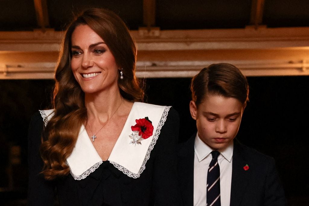 Kate Middleton y su hijo, el príncipe George, en el Royal British Legion Festival of Remembrance, 2025.