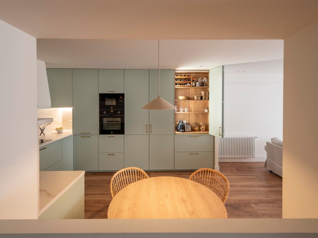 Cocina con muebles verdes