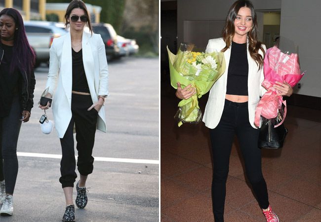 Miranda Kerr con flores, caminando en dos escenarios diferentes.