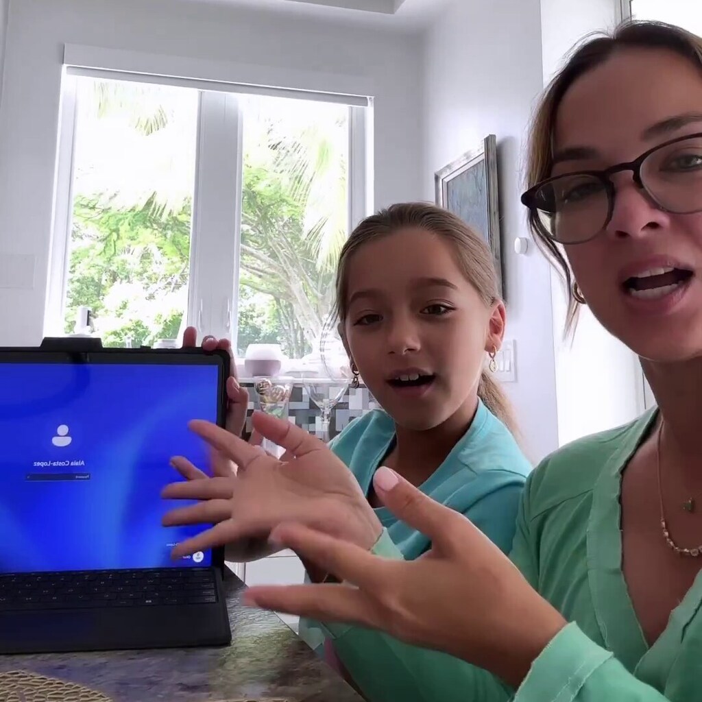 Alaïa y Adamari López en el primer día de clases
