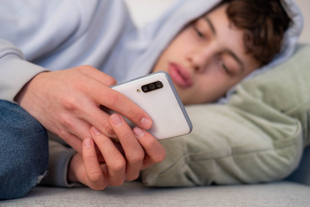 Pasamos horas mirando el móvil sin darnos cuenta, una de las formas más silenciosas de desperdiciar el tiempo en el día a día