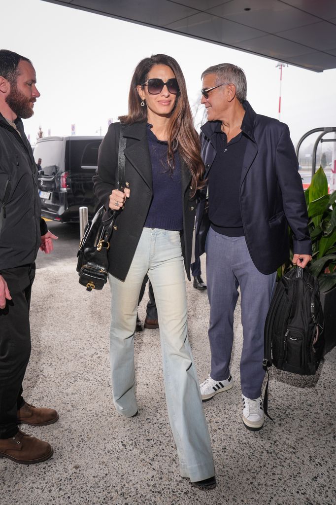 George Clooney y Amal Clooney en el aeropuerto de Milán.