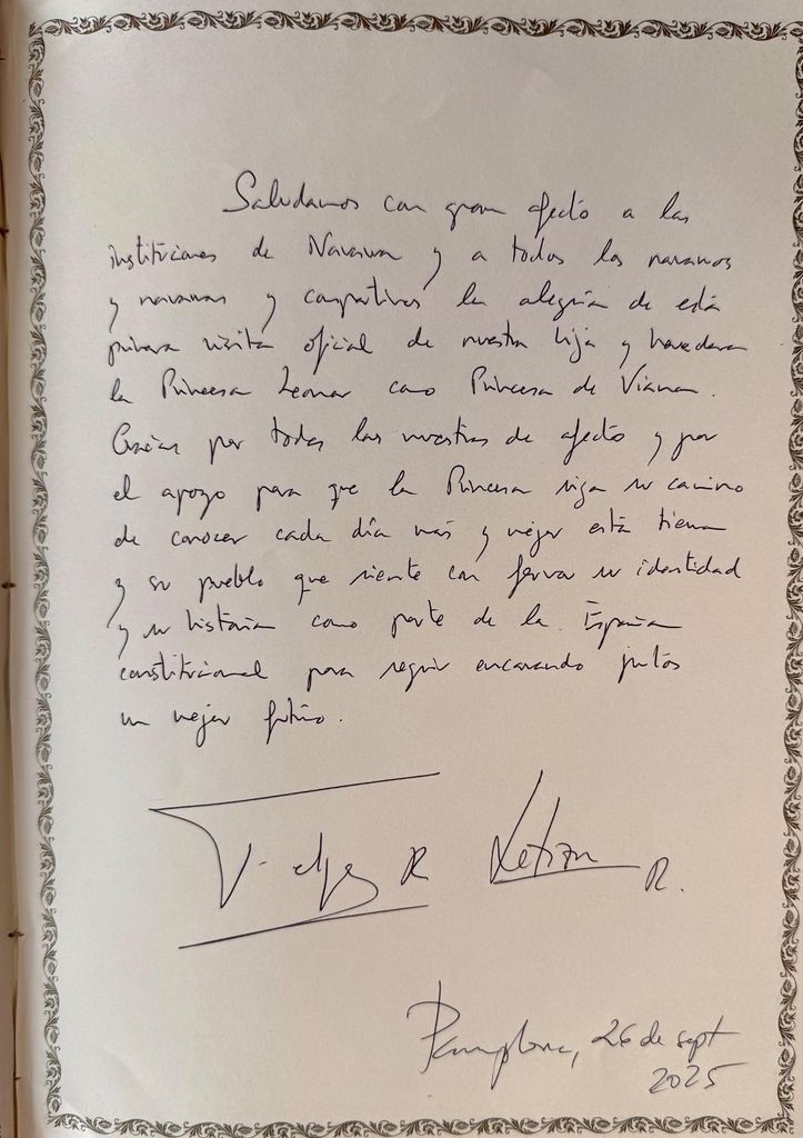Firma de los reyes Felipe y Letizia en el Libro de Oro del Palacio de Navarra