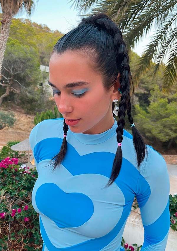 Dua Lipa con coleta trenzada