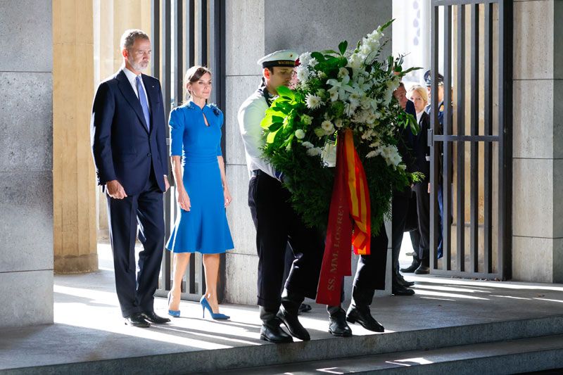 Los Reyes en el monumento a las víctimas de la guerra y la tiranía en Berlín