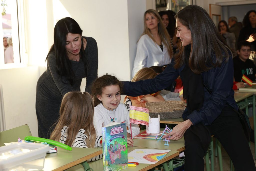 Plano medio de la Reina Letizia hablando con algunos alumnos