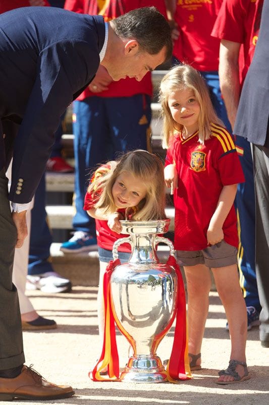 Desde pequeñas, don Felipe y doña Letizia han inculcado a sus hijas, la Princesa de Asturias y la infanta Sofía, el amor por deporte. Aquí las pequeñas "custodiaban" el trofeo de la selección nacional de futbol durante una audiencia real con los jugadores que hiciero que España ganara la Eurocopa de Fútbol de Ucrania y Polonia en el año 2012
