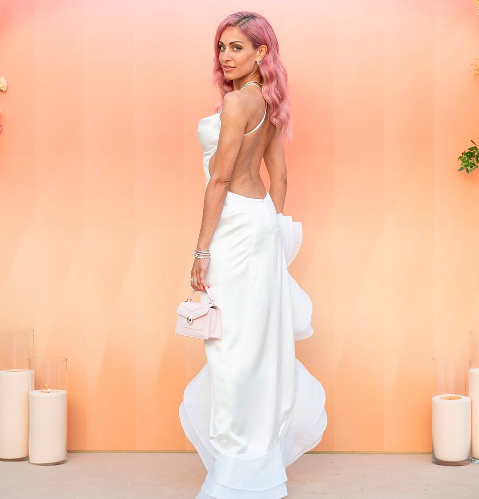 Hiba Abouk con vestido blanco en Marbella