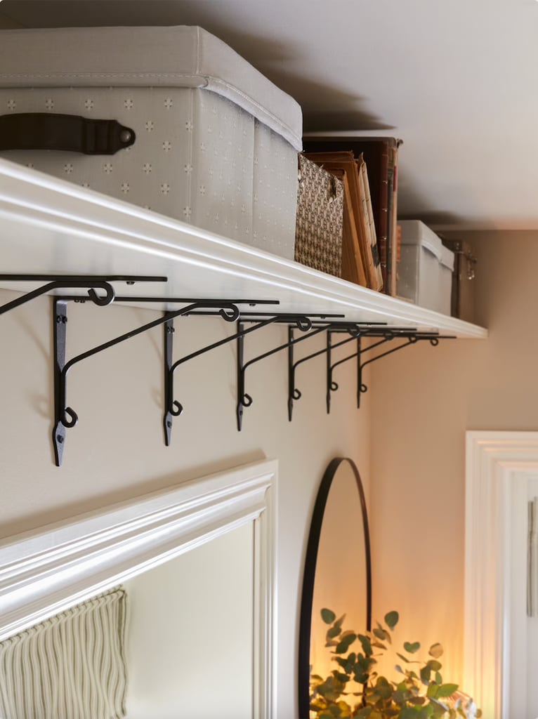 Pasillo con estantes con escuadras.