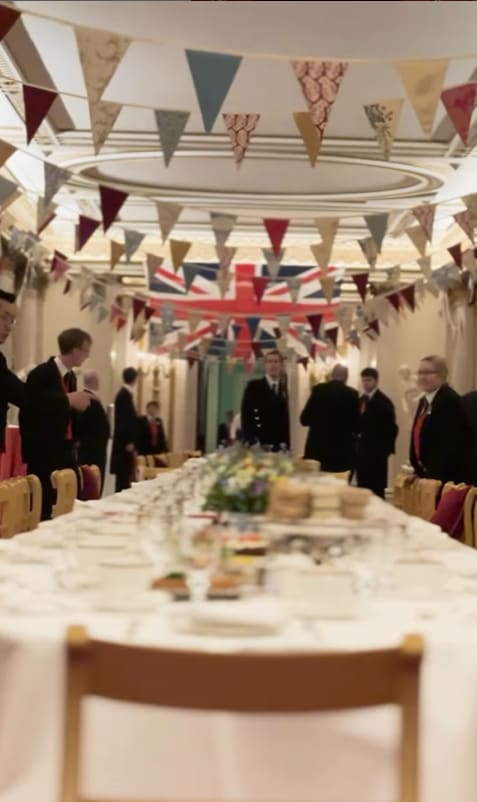Preparativos para la fiesta del té en honor a veteranos de guerra organizada por la Casa Real Británica