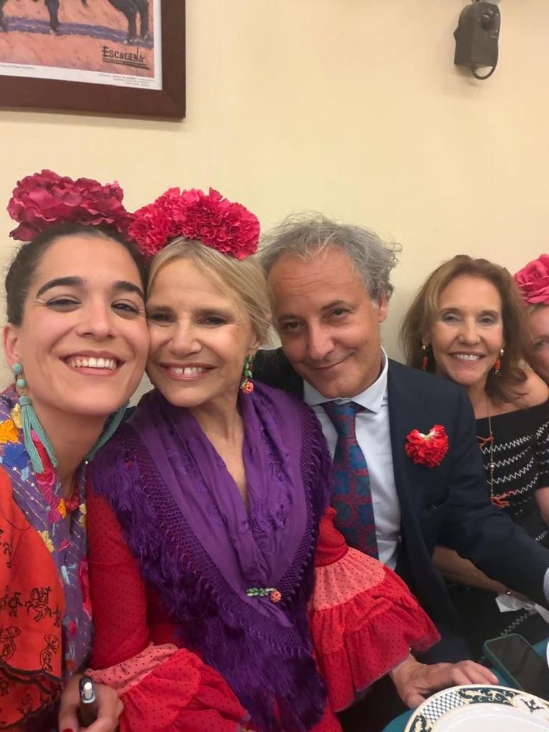 Bárbara Mirjan, Eugenia Martínez de Irujo y Narcís Rebollo en la Feria de Abril de Sevilla
