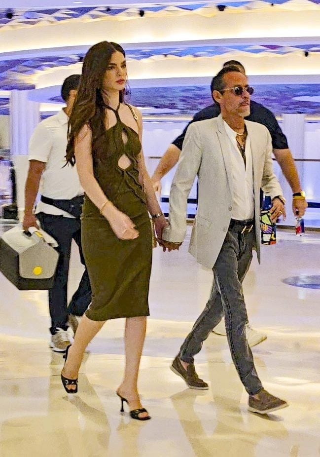 Marc Anthony y Nadie Ferreira fueron captados tomados de la mano a su llegada a Las Vegas.