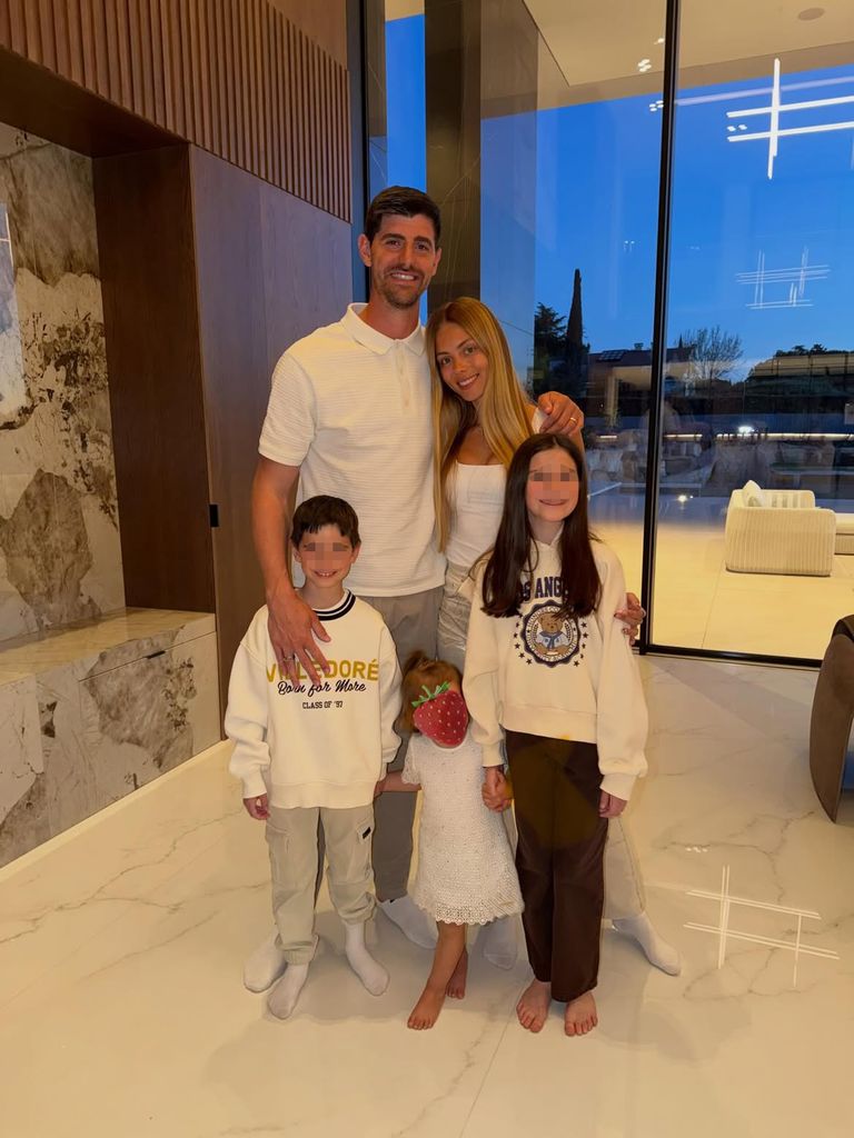 La familia al completo posa en su casa de Madrid