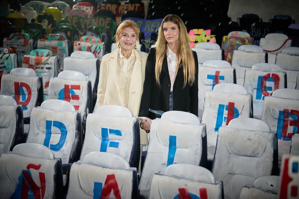 Madre e hija posando con algunas de las obras que han podido ver en el patio de butacas del Cine Comedias    