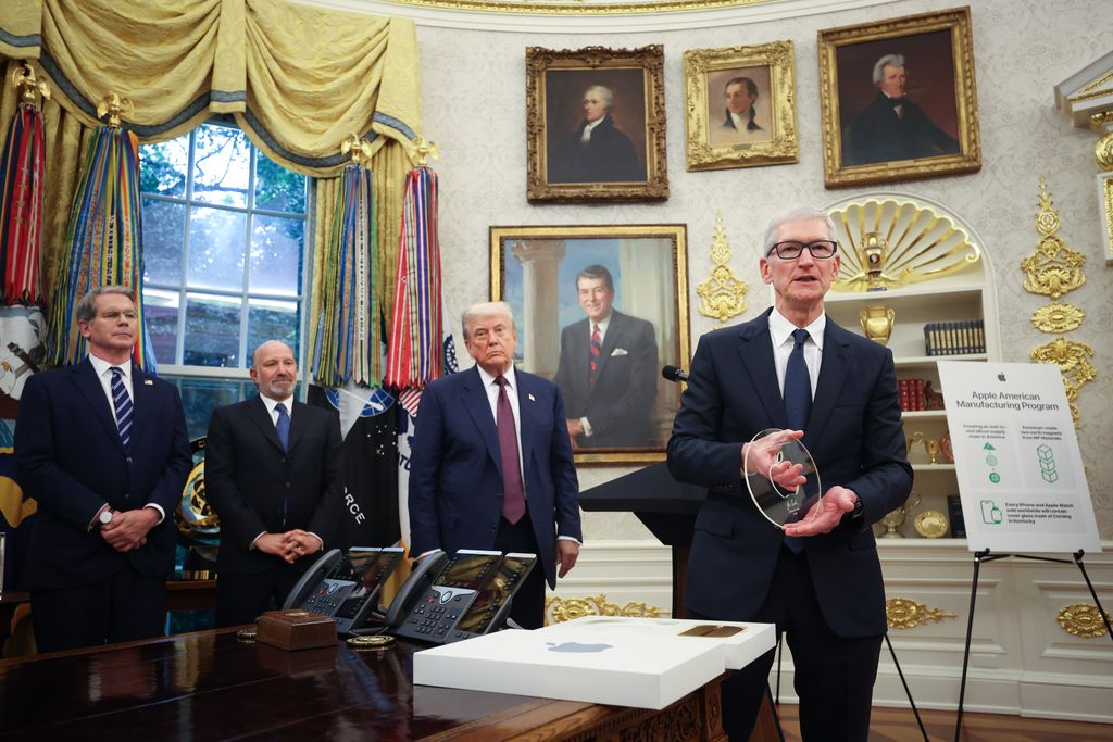 Tim Cook en la Casa Blanca, en una de sus imágenes más institucionales, durante un anuncio clave que refleja el peso de Apple en la economía estadounidense