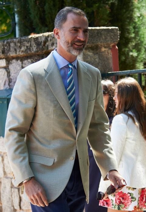 Felipe VI, impecable con la americana color arena, un clásico de verano del armario de etiqueta masculino.
