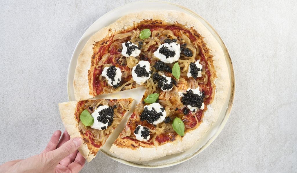 Pizza de cebolla pochada, burrata y caviar 