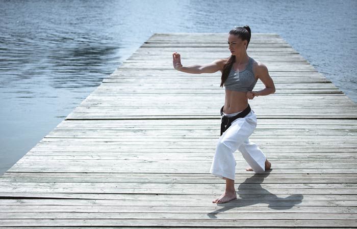 Mujer haciendo karate