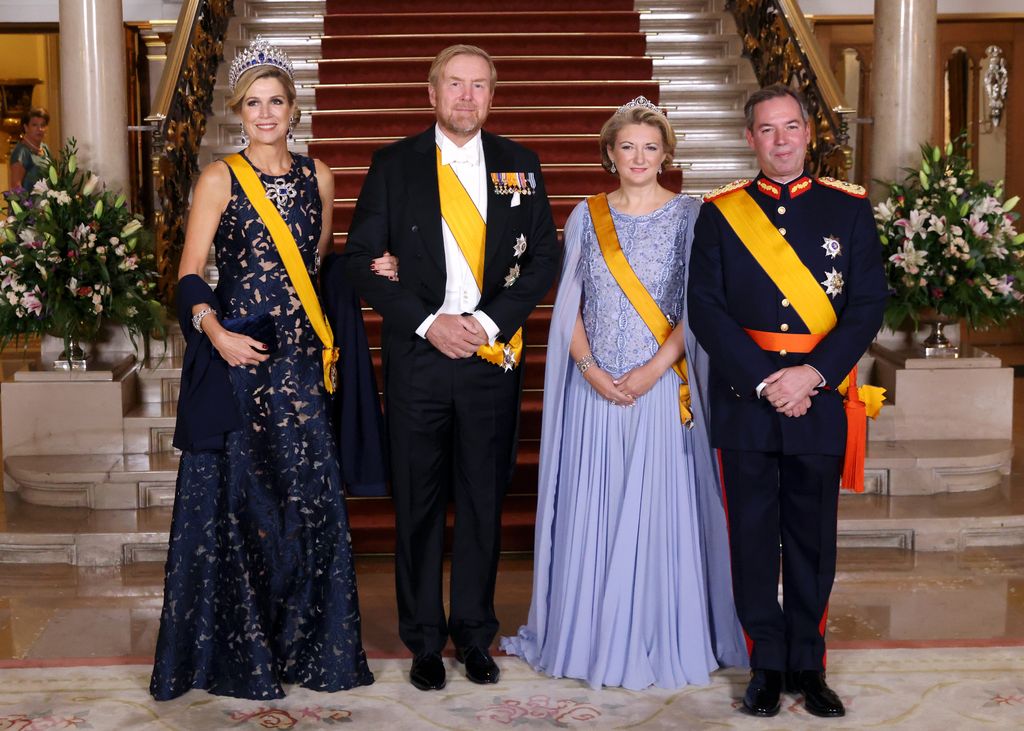 La reina Máxima de Holanda, el rey Enrique de Holanda, la gran duquesa Stéphanie de Lannoy de Luxemburgo y el gran duque Guillaume Jean Joseph Marie de Luxemburgo asisten a una cena de gala en el Palacio Gran Ducal durante la abdicación del gran duque de Luxemburgo y la ascensión al trono de Su Alteza Real el príncipe heredero Guillaume
