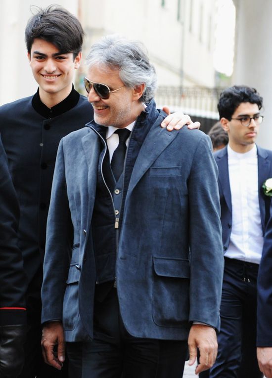En este día tan especial no quisieron faltar los dos hijos mayores del tenor, Amos, de 17 años, y Matteo, de 14, fruto de su primer matrimonio con Enrica Cenzatti, y que se mostraron de lo más cariñoso y atentos con su padre