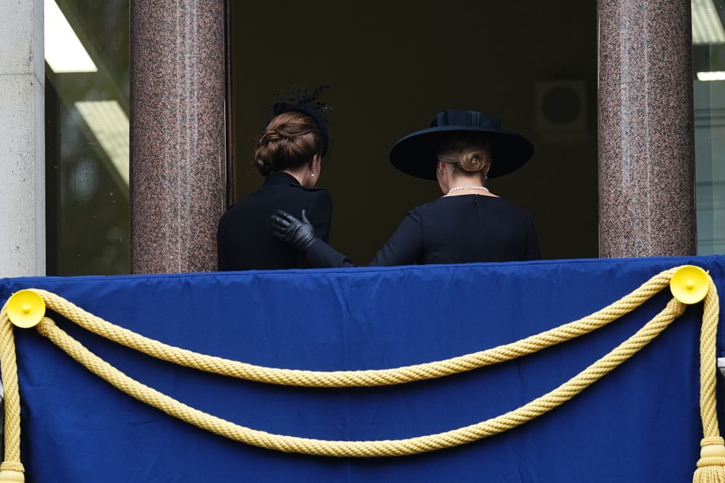 Plano medio de Kate Middleton y Sophie de Edimburgo de espaldas en el balcón real