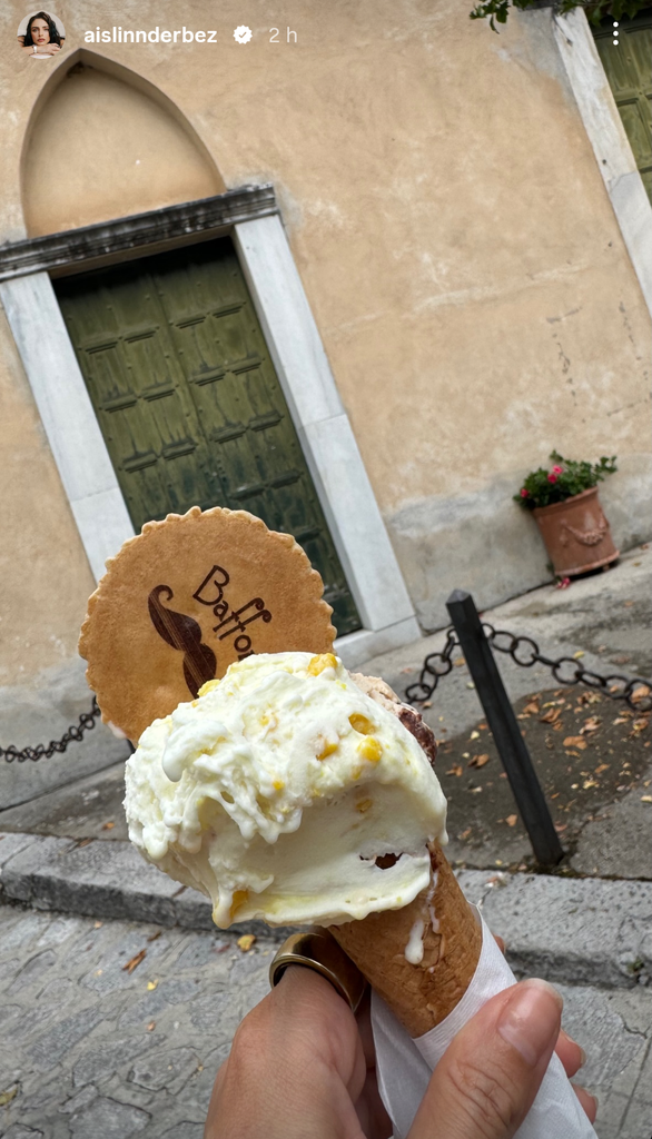 Aislinn Derbez disfrutó de un gelato a su paso por Ravello.