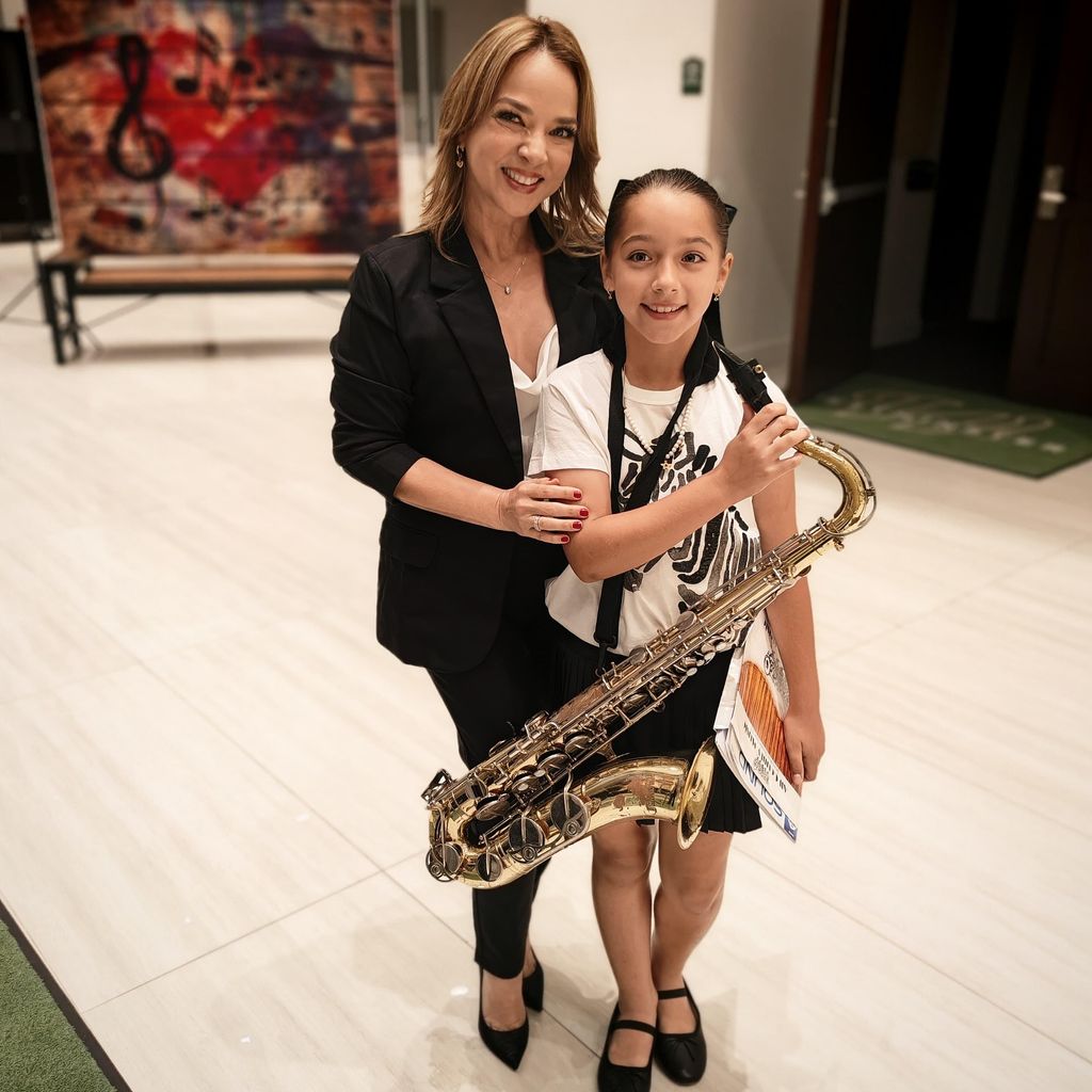 Adamari López expresó su orgullo por su hija Alaïa quien participó en un recital tocando el saxofón.