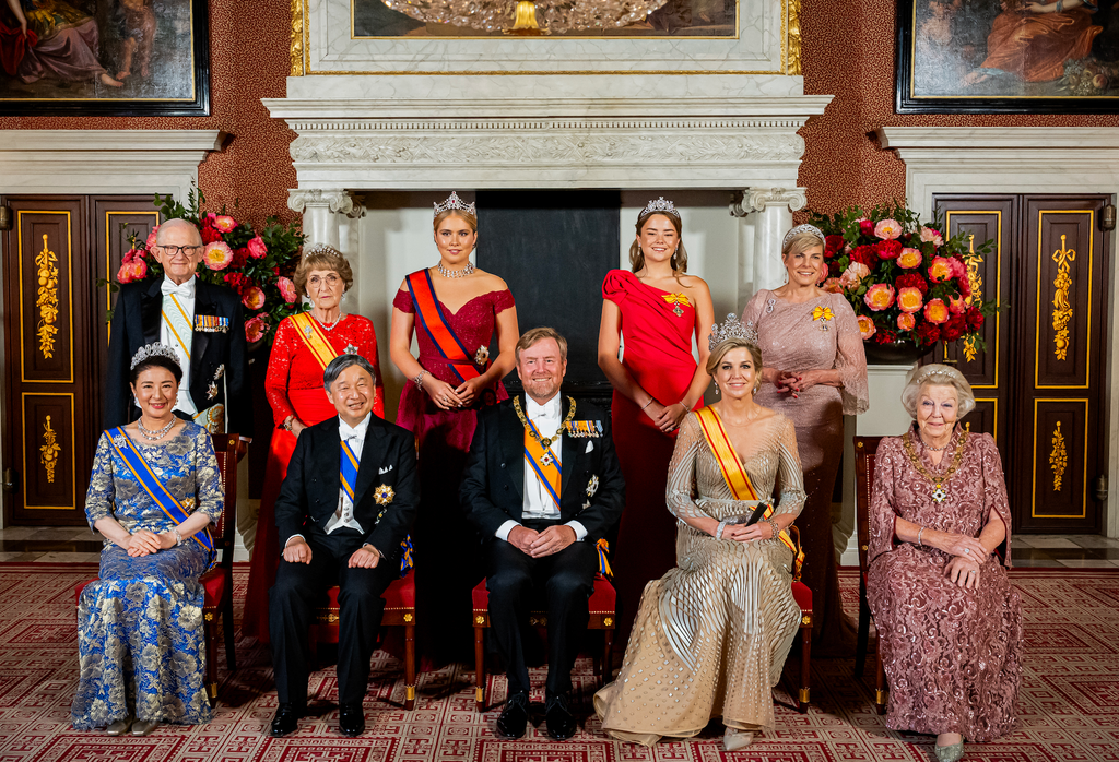 Ariane de Holanda se encuentra en la parte superior entre sus padres Guillermo y Máxima.