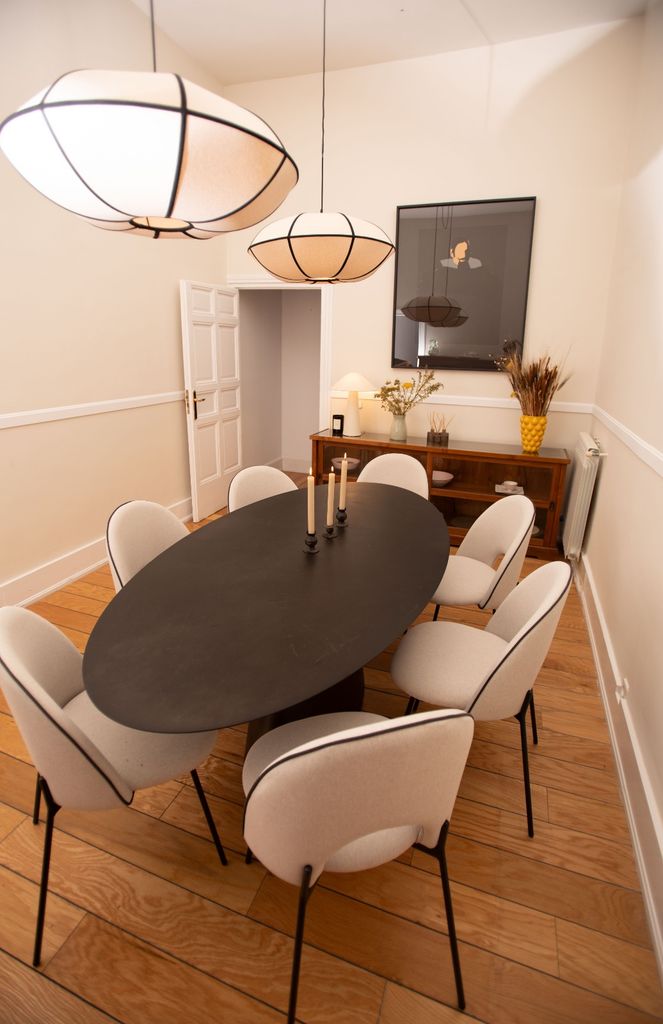 Comedor con mesa ovalada y sillas tapizadas