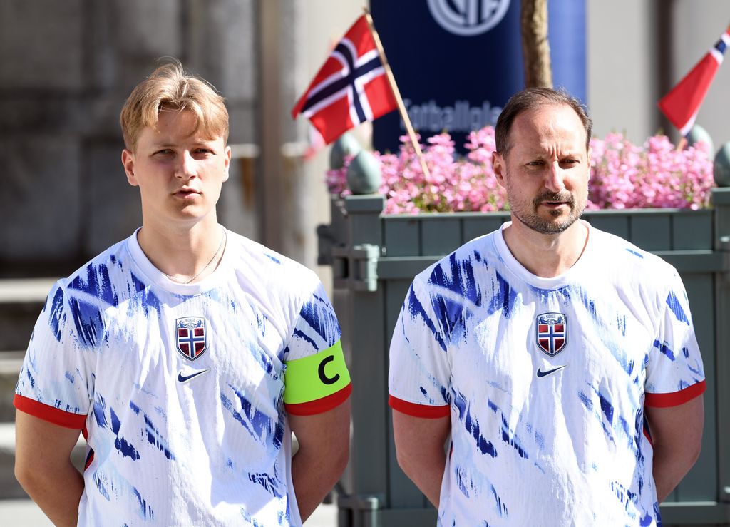 El príncipe Haakon de Noruega como el príncipe Sverre Magnus