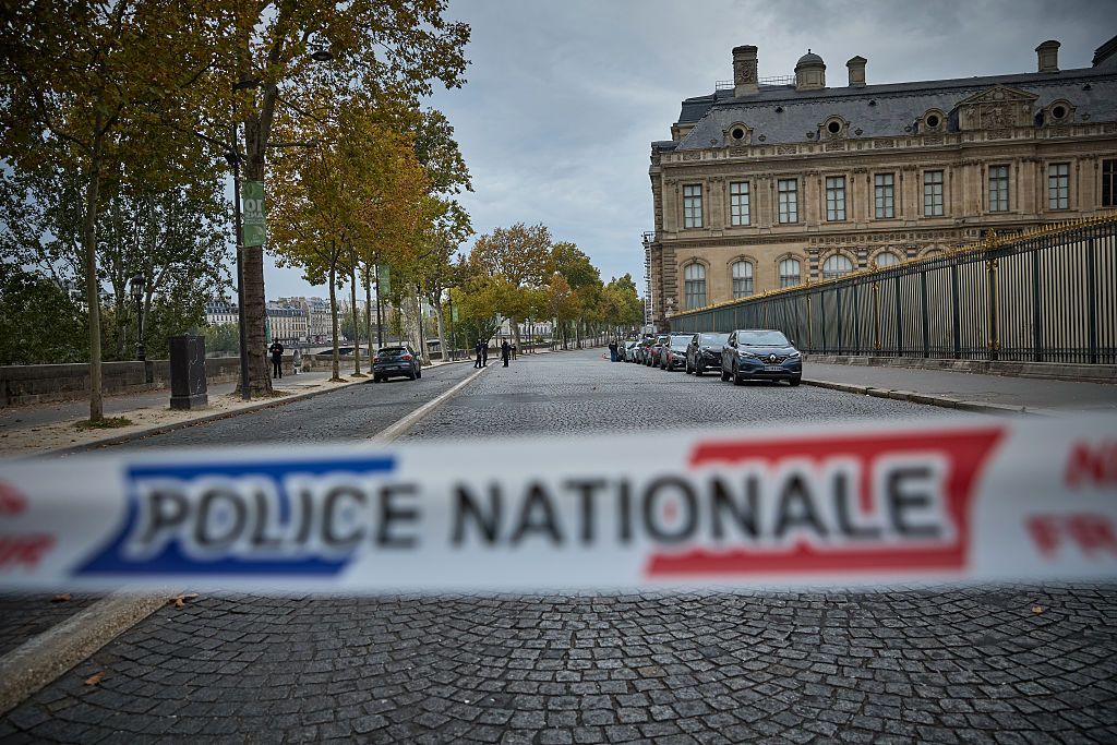 La policia francesa acordonó los exteriores del Museo