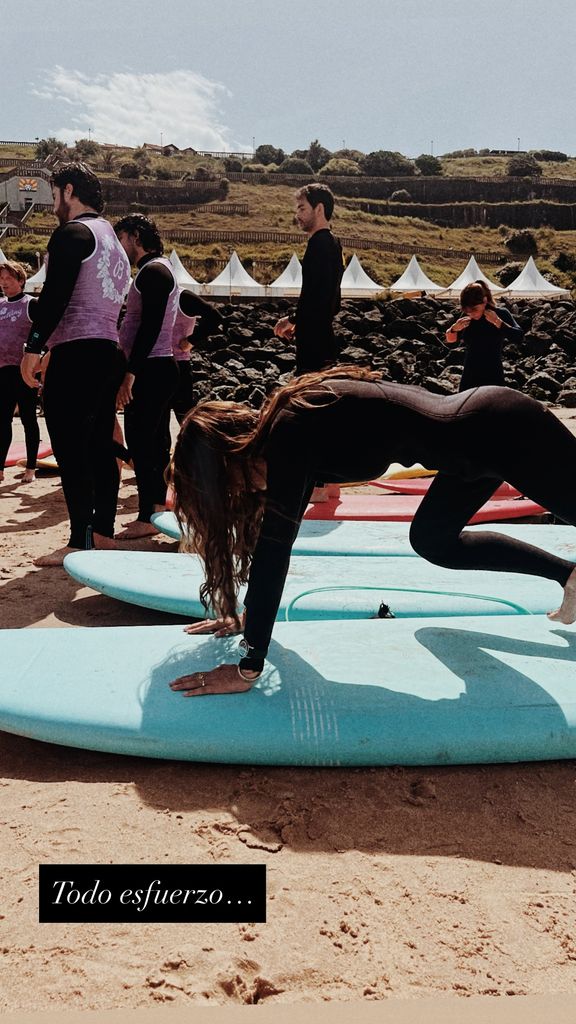 Sara Carbonero surfeando
