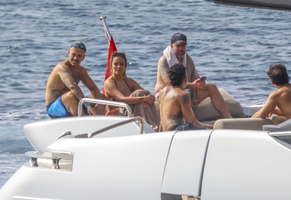 Karol G y Feid se divirtieron junto a algunos amigos mientras paseaban en yate.